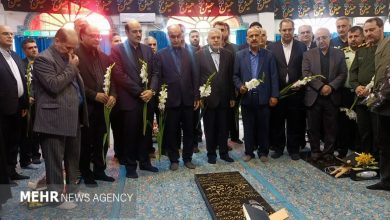 ادای احترام وزیر میراث فرهنگی به مقام شامخ شهدا در لاهیجان